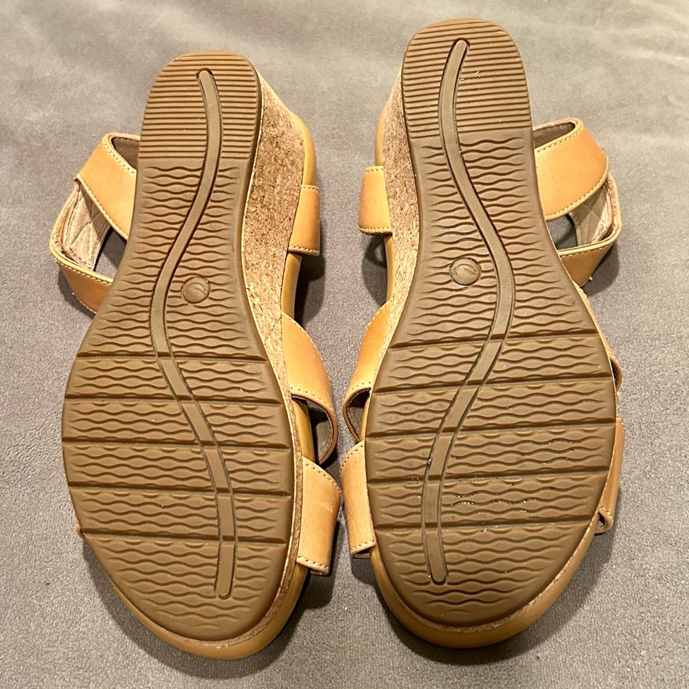 Clarks Unstructured Adjustable Strap Strap Wedge Sandals. Size 7 1/2 - Picture 9 of 11